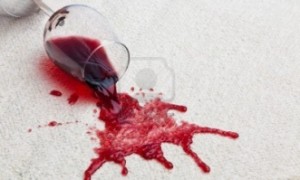 10-superstizione-vino-rosso-con-un-tappeto-sporco