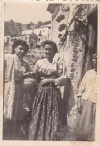 7-Giovani donne calabresi in abiti tradizionali. Staiti (RC). 1948 circa