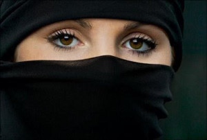 3. occhi di donna con niqab