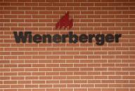 Wienerberger-Logo an der Fassade des Firmensitzes in Hennersdorf