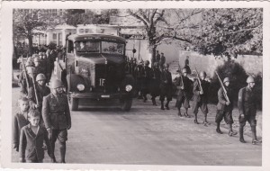 13-Soldati italiani in marcia verso il fronte jugoslavo, s.l., 1941 circa