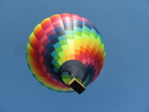 14-mongolfiera-colorata-volo