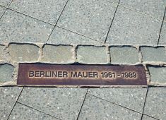 33- targa commemorativa Muro Berlino